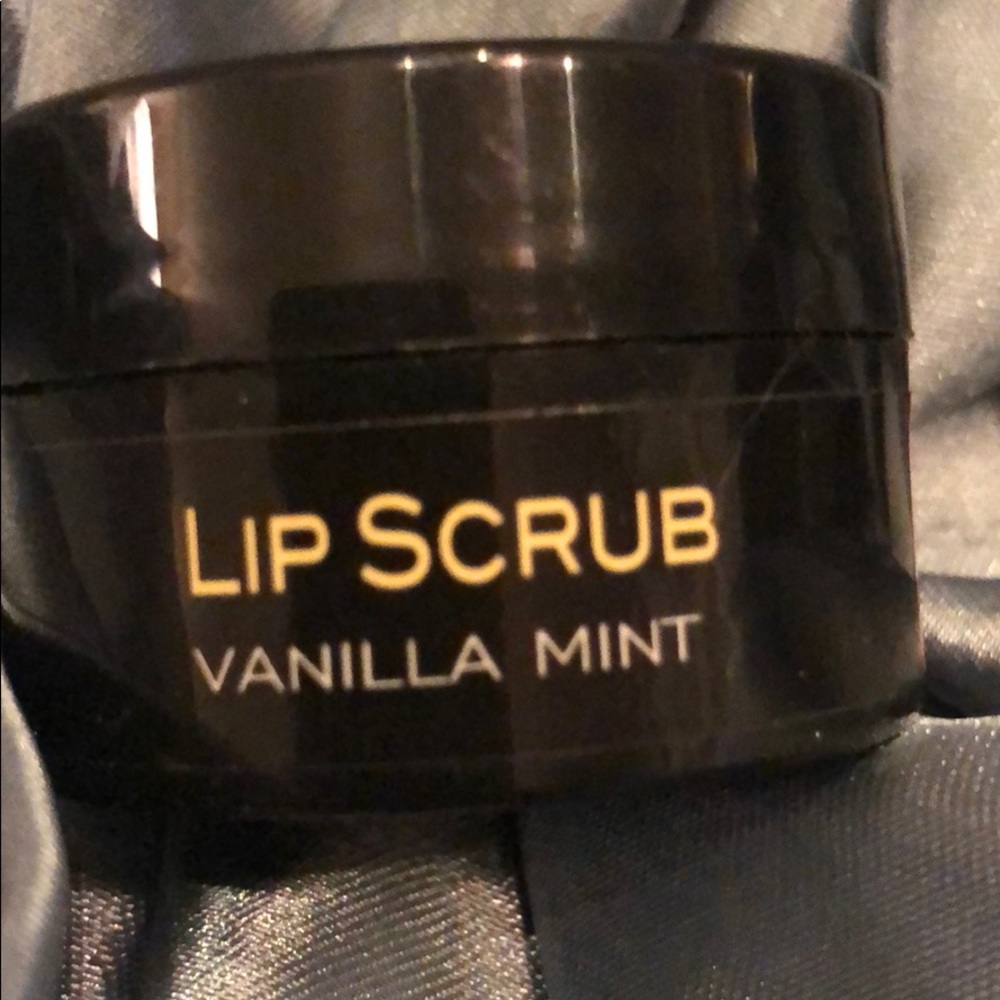 Lip scrub
